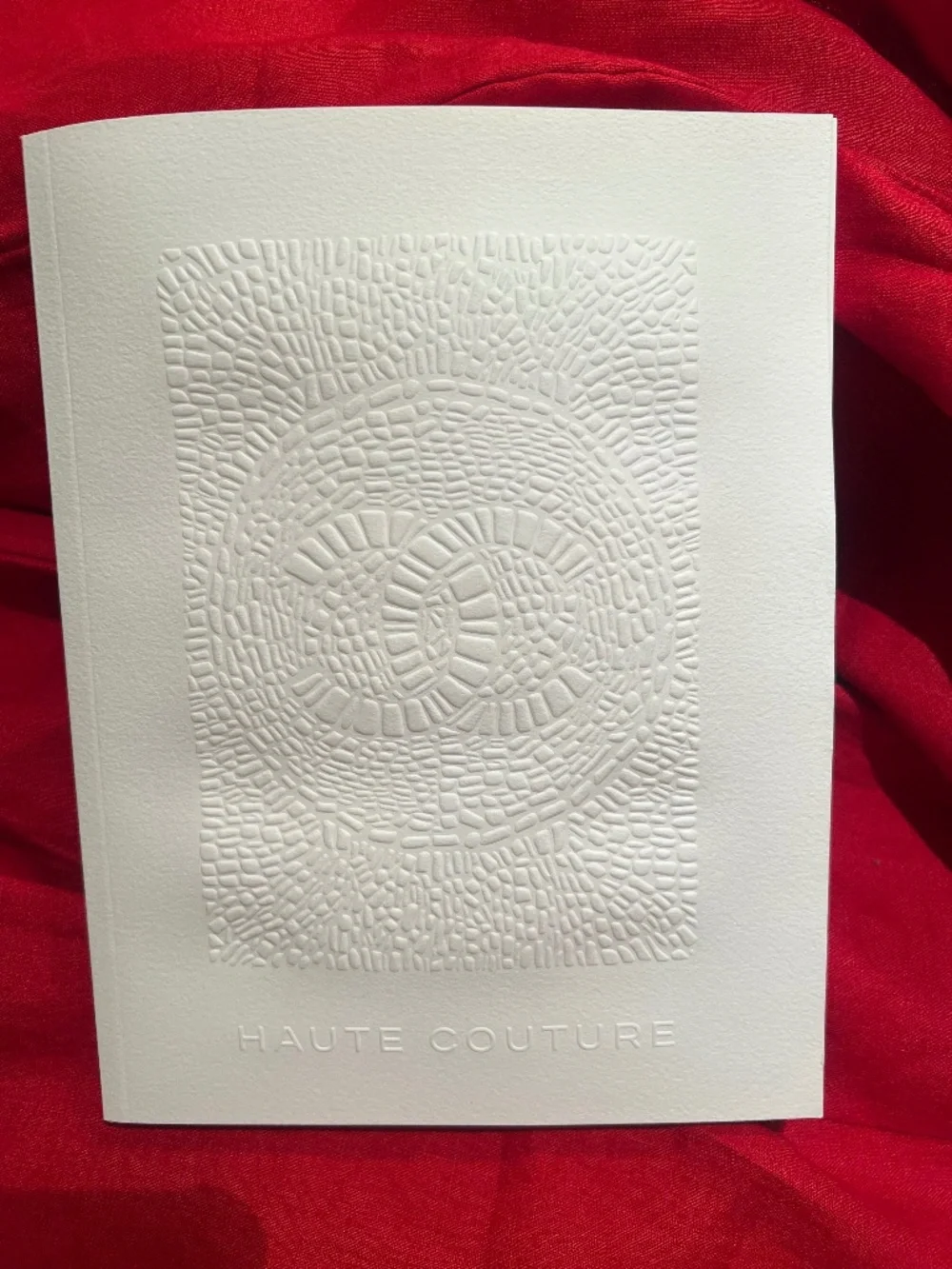 New 2020 CHANEL Haute Couture Printemps Été Collection Lookbook & Linen Bag